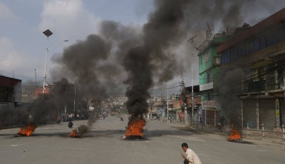  कर्फ्यु आदेशको परवाह नगरी युवाहरु आजपनि सडकमा उत्रिए 